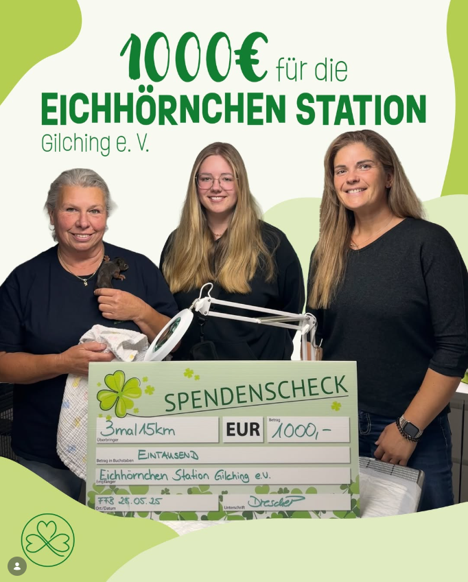 Lara und Nikki übergeben einen Spendenscheck an die Eichhörnchenstation Gilching